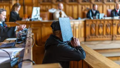 Mutter vor den Augen ihres Sohnes erstochen: Angeklagter schweigt im Mordprozess