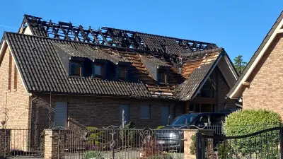 Nächtlicher Großeinsatz in Gröna: Feuer greift von Carport auf Wohnhaus über