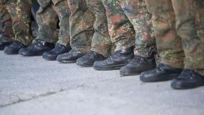 Neue Wehrpflicht-Regel: Männer müssen Auslandsaufenthalte bei Bundeswehr melden