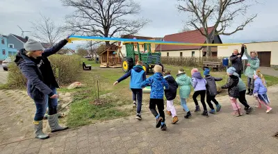 Neuer Spielplatz in Rödgen eröffnet: Historisches Dorfleben als Spielthema begeistert Kinder