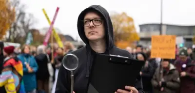 Nico Semsrott fordert mit Demo-Reihe Prüfung eines AfD-Verbots: Satire als Protestform