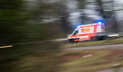 Notarztwagen im Matsch festgefahren: Traktorfahrer rettet Rettungskräfte in Aurich