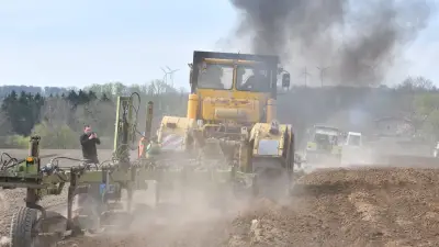 Oldtimer-Pflügen in Naschendorf: Historische Traktoren ziehen perfekte Furchen