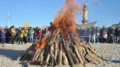 Osterfeuer 2026 in Rostock und Umgebung: Traditionelle Flammen am Ostseestrand