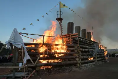 Osterfeuer in Trechwitz: Holzschiff mit vier Schornsteinen geht in Flammen auf