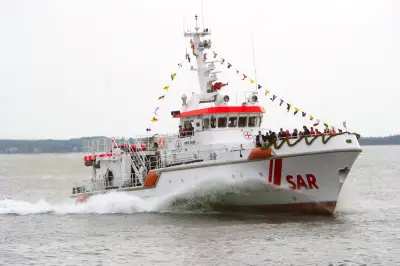 Paketauto rollt führerlos auf Schiff im Hafen von Sassnitz