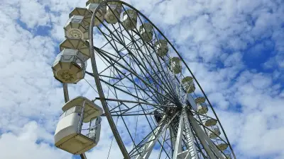 Panik auf dem Jahrmarkt: 18-Meter-Riesenrad stürzt in Indien um - Viele Schwerverletzte