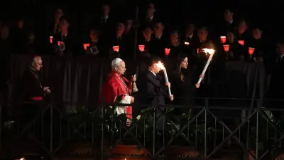 Papst Leo XIV. trägt Kreuz selbst bei traditioneller Via Crucis-Prozession in Rom