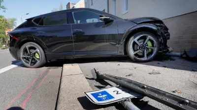 Parkmanöver in Dessau endet an Hauswand: Senior verwechselt Pedale