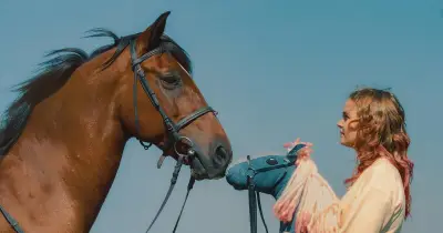 „Pferd am Stiel“: Ein Kinderfilm über Hobby Horsing und Freundschaft in München
