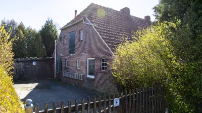 Polizei entdeckt Leiche im Garten von Holtgast: Familie festgenommen