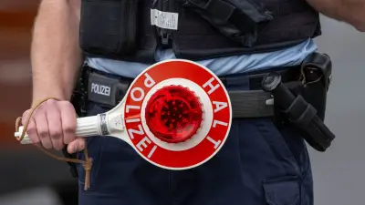 Polizei findet Diebesgut und Ortsschild bei Kontrolle am Riebeckplatz