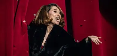 Popstar Raye sehnt sich nach Rucksack-Abenteuer statt Luxusurlaub