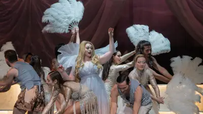 Premiere in Neustrelitz: Paul Linckes Operette „Frau Luna“ begeistert mit utopischer Mondreise