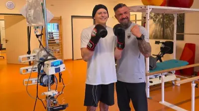 Profiboxer René Hübner besucht krebskranken Nick (17) in Berlin-Buch: Ein Mutmacher für die Therapie