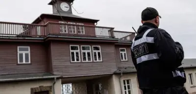 Protestaktion in Buchenwald: Aktivisten halten trotz Verbot Mahnwache in KZ-Gedenkstätte ab