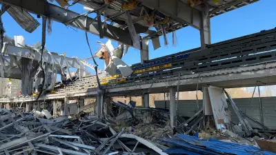 Putins Armee zerstört Eishockey-Arena in Cherson mit gezielten Lenkbomben