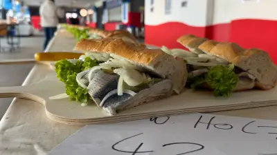 Rostock knackt Weltrekord: Über 42 Meter langes Fischbrötchen für wohltätigen Zweck