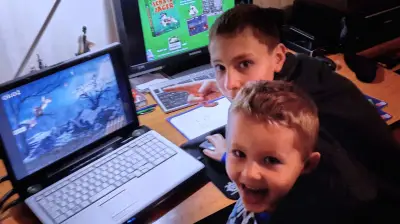 Rostocker Schüler (14) will IT-Firma gründen: KI-Box für Datensicherheit vor Gericht