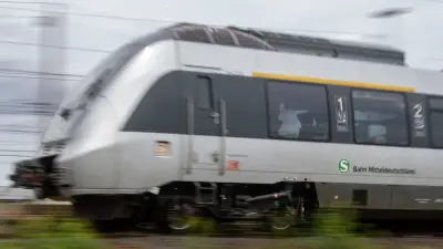 Sabotage-Verdacht bei Bahnstrecke: Kabeldurchtrennung legt Bahnübergänge lahm
