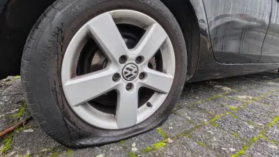 Sachbeschädigung in Teuchern: Unbekannte zerstechen zwei Autoreifen