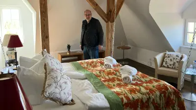 Schlosshotel Krugsdorf: Vom Rechtsanwalt zum Tourismus-Magneten mit Wolfs-Safari