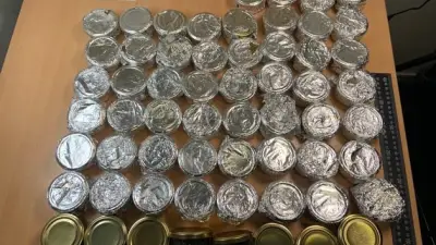 Schmuggel am BER: Frau mit 8 Kilo Kaviar im Handgepäck erwischt