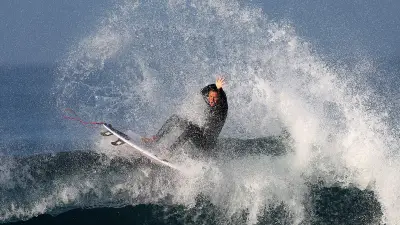 Schockmoment in der Bucht von San Francisco: Surfer kollidiert mit auftauchendem Grauwal