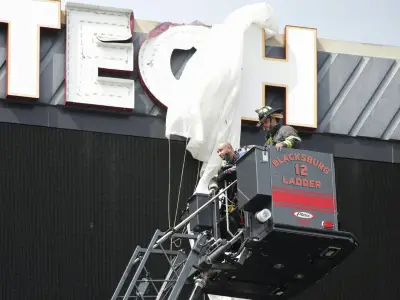 Schrecksekunde vor Football-Spiel: Fallschirmspringer prallt gegen Anzeigetafel