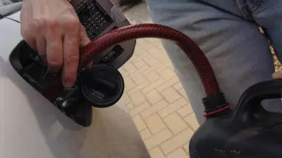 Schwerer Baustellendiebstahl bei Hohendodeleben: Diesel-Diebe erbeuten 1.800 Liter Treibstoff und Minibagger