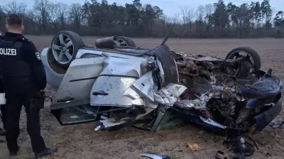 Schwerer Unfall bei Ducherow: 22-Jähriger nach Baum-Crash in Lebensgefahr