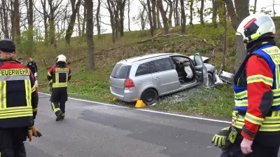 Schwerer Unfall bei Plate: Auto brennt nach Aufprall – Passant rettet Fahrer