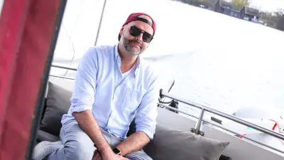 Schwerin-Hymne geht viral: Hobbymusiker Stefan Jürß erklärt KI-Einsatz und Erfolg