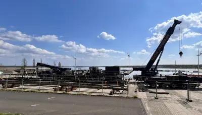 Schwerlastkräne heben Bernstein-Saugschiff im Bitterfelder Hafen auf Trockendock