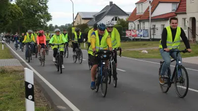 Seit 30 Jahren gefordert: Anwohner demonstrieren erneut für Radweg an der B103 bei Güstrow