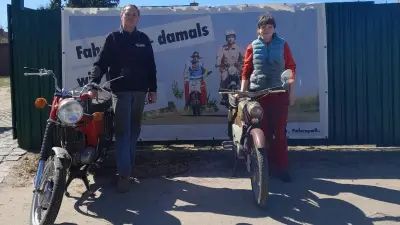 Simson-Doktor und Tochter Maika laden zum Trödelmarkt auf ihrem Werkstatthof in der Uckermark ein