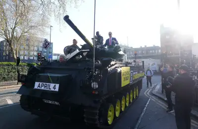 Skurrile Kampfpromotion: Boxer Chisora fährt mit Panzer durch London