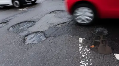 Sondervermögen: Straßensanierungen in Merseburg gefährden Schwimmhalle?