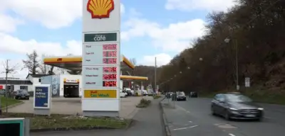 Spritpreise springen um 12 Uhr deutlich nach oben: Neue Regel treibt Preise an