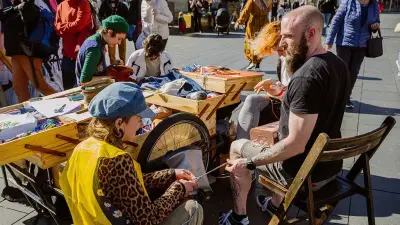 Stiller Protest in Halle: Reparaturwerkstatt auf Marktplatz kämpft gegen Wegwerfmentalität