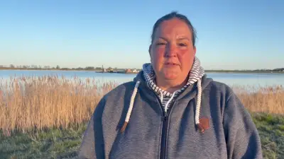 Timmy schwimmt in sein Reisebett: BILD-Reporterin überglücklich