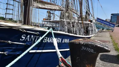 Traditionssegler „Santa Barbara Anna“ nach langer Werftzeit zurück in Rostock
