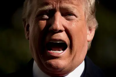 Trump droht Iran mit Sonnenbrille und Sturmgewehr