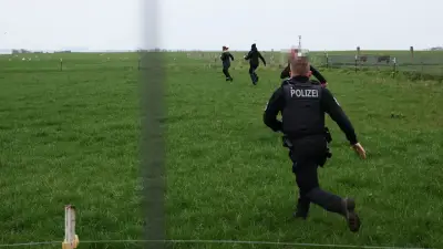 Tumulte bei Timmy-Demo: Demonstranten durchbrechen Polizeiabsperrung