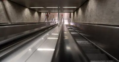 U-Bahnhof Laimer Platz: 88-Jähriger stirbt nach Sturz auf Rolltreppe