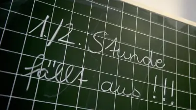 Vater will Land wegen Unterrichtsausfall verklagen: Überraschende Entwicklung