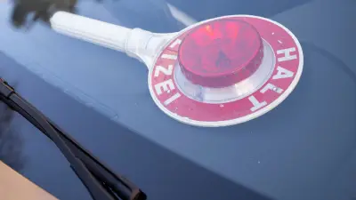 Verfolgungsjagd in Friedland: Fahrer ohne Führerschein flüchtet vor Polizeikontrolle