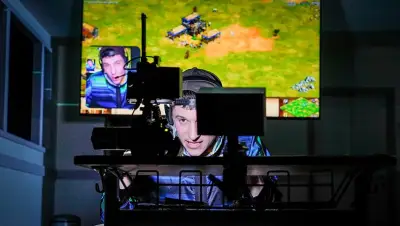 Volkstheater inszeniert Schachingers 'Echtzeitalter': Schulalltag trifft auf Gaming-Welt