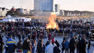 Warnemünde startet mit Osterfeuer und Leuchtturmeröffnung in die Strandsaison 2026