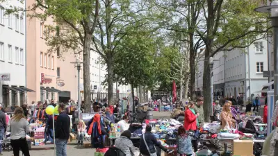Weiberfundus-Flohmarkt belebt Neubrandenburger Innenstadt